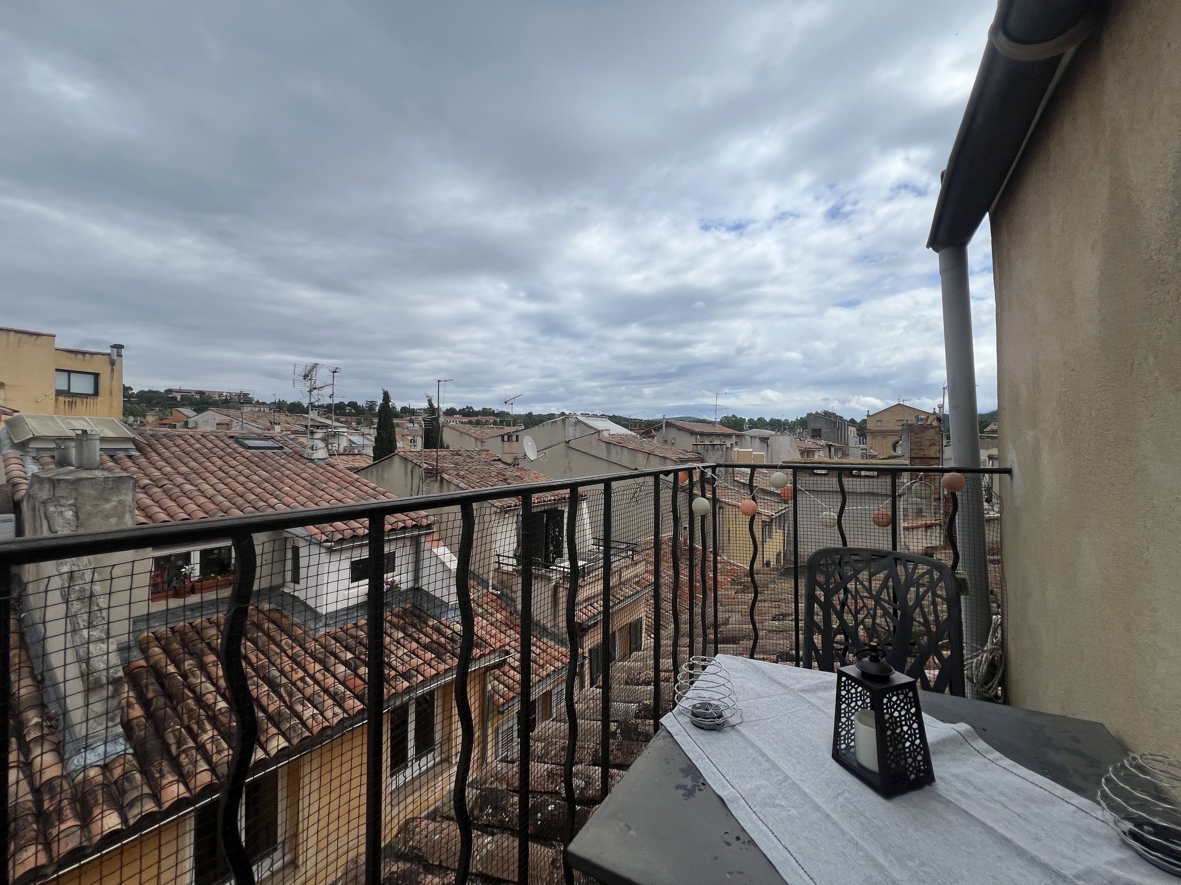 Le Nid Provençal — Location Airbnb coeur historique Aix-en-Provence vue sur les toits provençaux